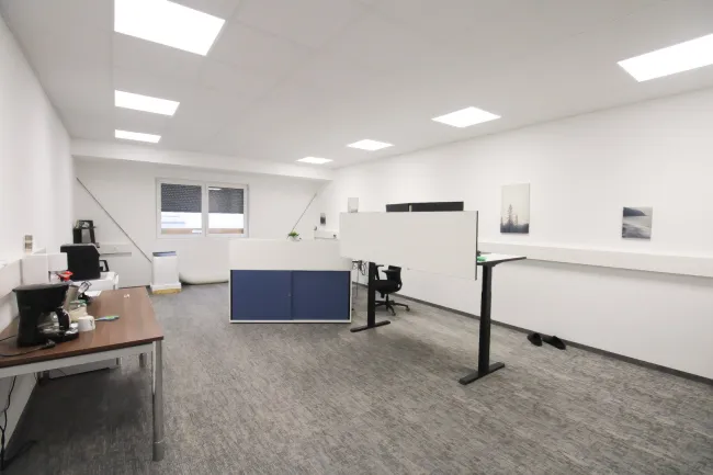Bürofläche in Regau – ideal für Start-ups & Dienstleister! 42 m² Büro mit TOP Verkehrsanbindung & Infrastruktur! - Bild