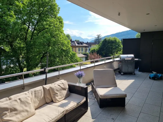 Beeindruckende 4 Zi.-Dachgeschosswohnung mit 2 TG-Stellplätzen & Erdwärme - Top Lage - Titelbild