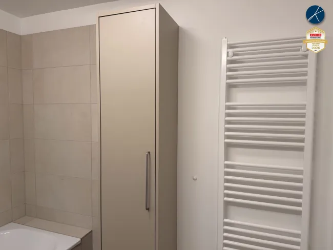 Bad mit Duschwand und Möblierung