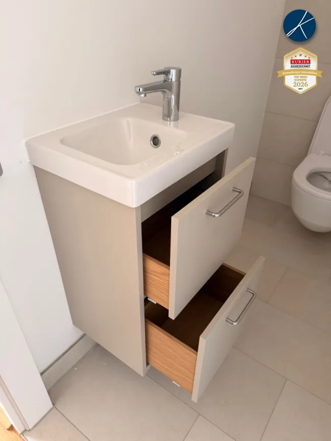 WC mit Handwaschbecken + Schrank