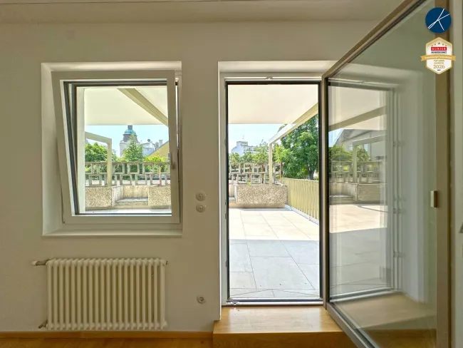 Blick von Wohnzimmer auf Terrasse