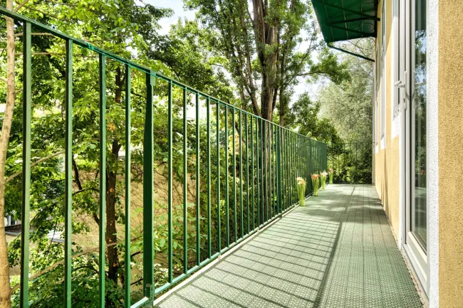 Pawlatschenbalkon und Wohnungszugang