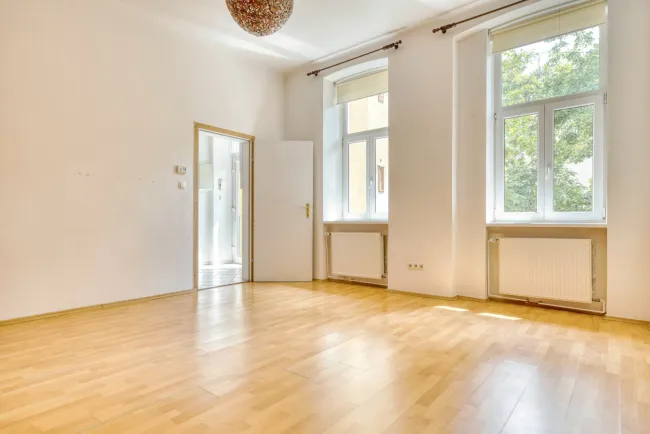 Wohnzimmer mit Türe zur Küche