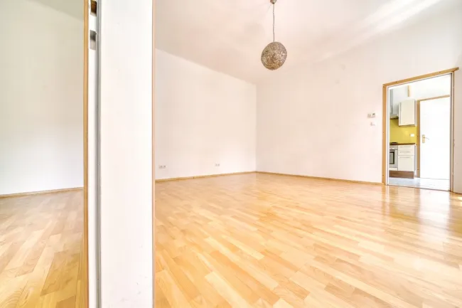 Wohnzimmer und teilweise Schlafzimmer