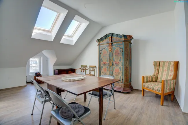 Exklusives Dachgeschossjuwel in begehrter Gersthof-Lage – Absolute Ruhe und viel Potenzial - Bild
