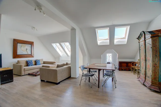 Exklusives Dachgeschossjuwel in begehrter Gersthof-Lage – Absolute Ruhe und viel Potenzial - Titelbild