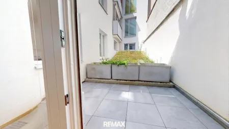 Innenhofseitiges Büro mit Terrasse beim Genochplatz nahe S-Bahn Erzherzog-Karl-Straße