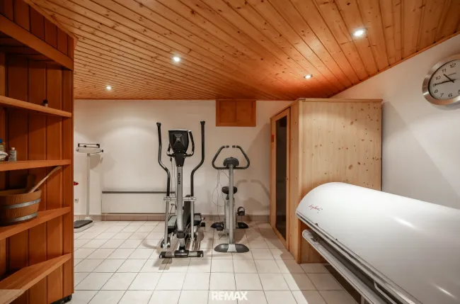 Fitnessraum mit Sauna, Infrarotkabine und Solarium (UG)