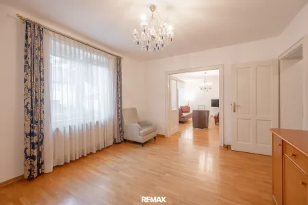 Das großzügige Esszimmer lädt ein zu kulinarischen Genüssen in gemütlicher Runde