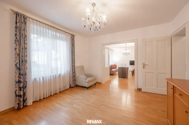 Das großzügige Esszimmer lädt ein zu kulinarischen Genüssen in gemütlicher Runde