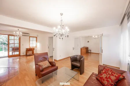 Das Wohnzimmer ist über Flügeltüren mit dem Esszimmer verbunden