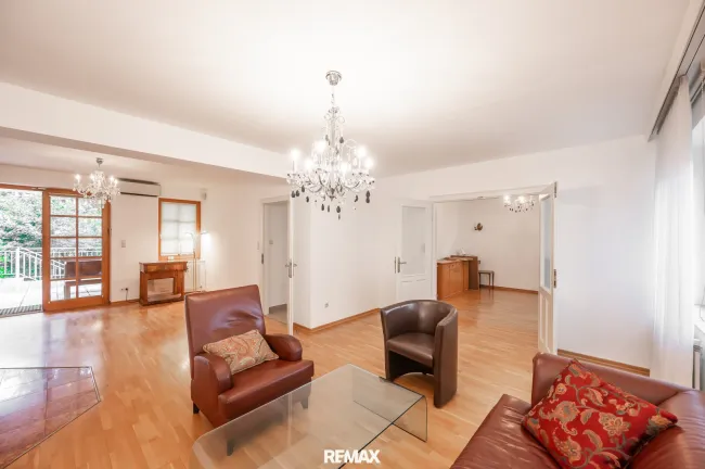 Das Wohnzimmer ist über Flügeltüren mit dem Esszimmer verbunden