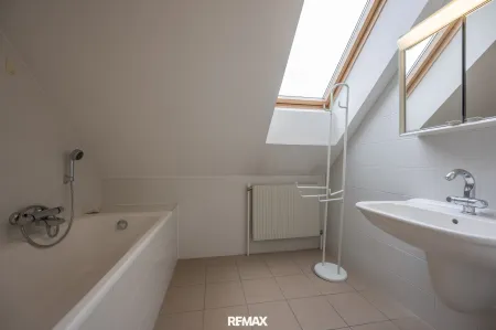 Bad mit Waschbecken und Badewanne (DG)