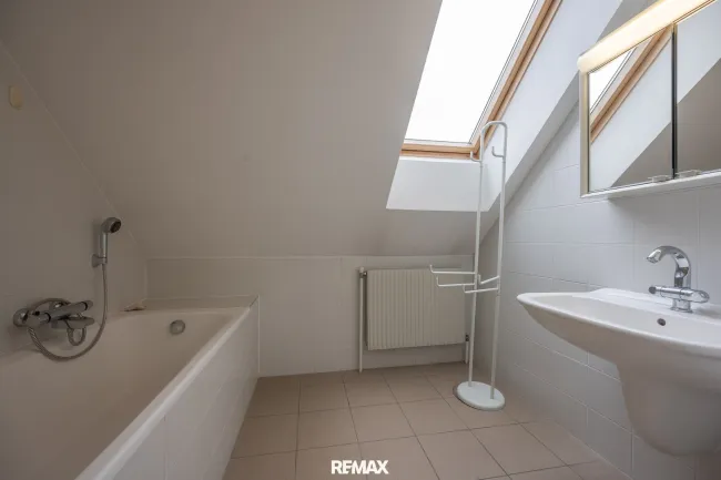 Bad mit Waschbecken und Badewanne (DG)