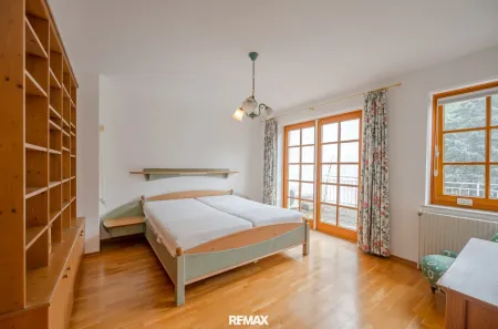 Schlafzimmer mit Balkon (OG 1)