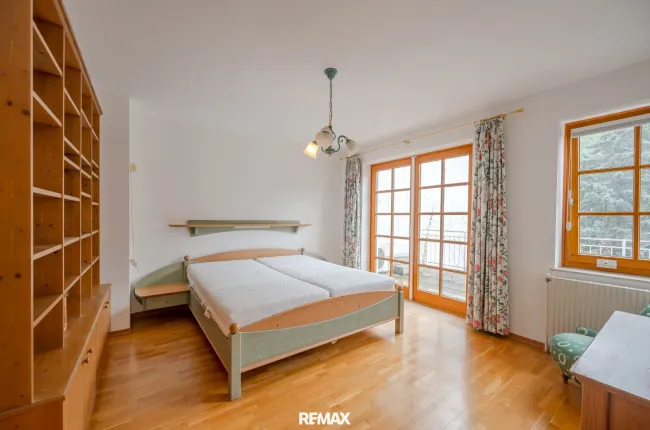 Schlafzimmer mit Balkon (OG 1)