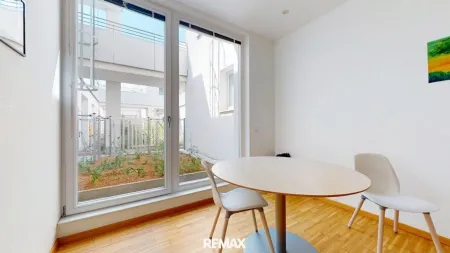 Innenhofseitiges Büro mit Terrasse und Garten beim Genochplatz