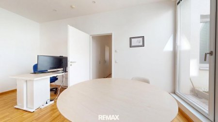 Innenhofseitiges Büro mit Terrasse und Garten beim Genochplatz