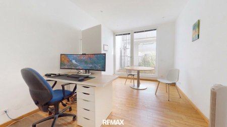 Innenhofseitiges Büro mit Terrasse und Garten beim Genochplatz