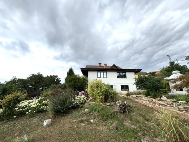 Mehrfamilienhaus mit Loft, traumhaftem Grundstück und Panoramablick in Friedberg - Titelbild