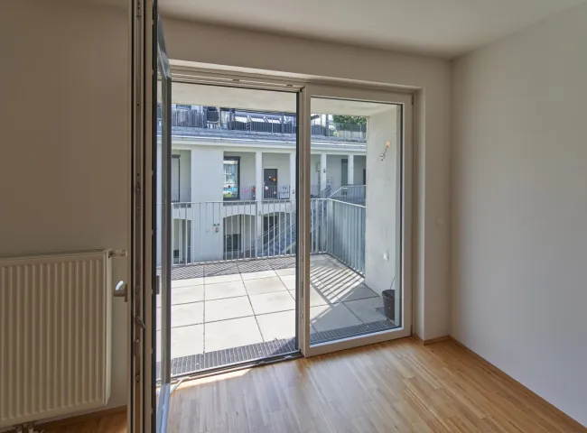 zum Balkon