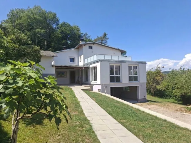 Großzügiges Einfamilienhaus in traumhafter Aussichtslage mit Wald und großem Baugrund in Eichgraben - Titelbild