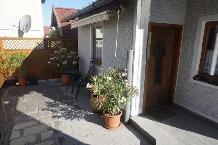 Familienfreudliches Wohnen mit 3 Schlafzimmern, 2 Bädern und überschaubarem Garten
