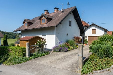Familienfreudliches Wohnen mit 3 Schlafzimmern, 2 Bädern und überschaubarem Garten