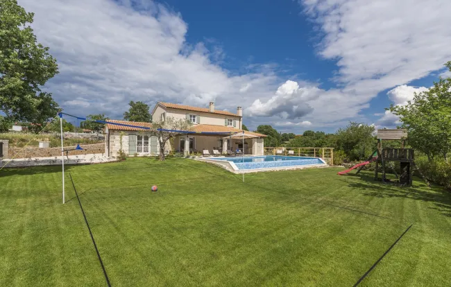 PROVISIONSFREI für den Käufer! Haus im Grünen mit Pool auf Istrien - Titelbild