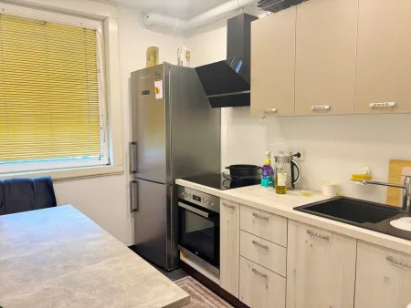 Vermietet bis Juni 2028: sanierte 2-Zimmer Wohnung mit durchdachtem Grundriss sowie separatem Bad und WC.