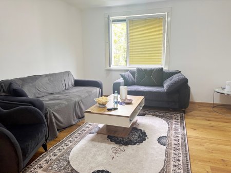 Vermietet bis Juni 2028: sanierte 2-Zimmer Wohnung mit durchdachtem Grundriss sowie separatem Bad und WC.