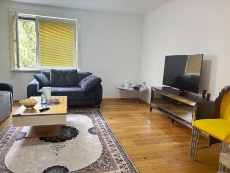 Vermietet bis Juni 2028: sanierte 2-Zimmer Wohnung mit durchdachtem Grundriss sowie separatem Bad und WC.