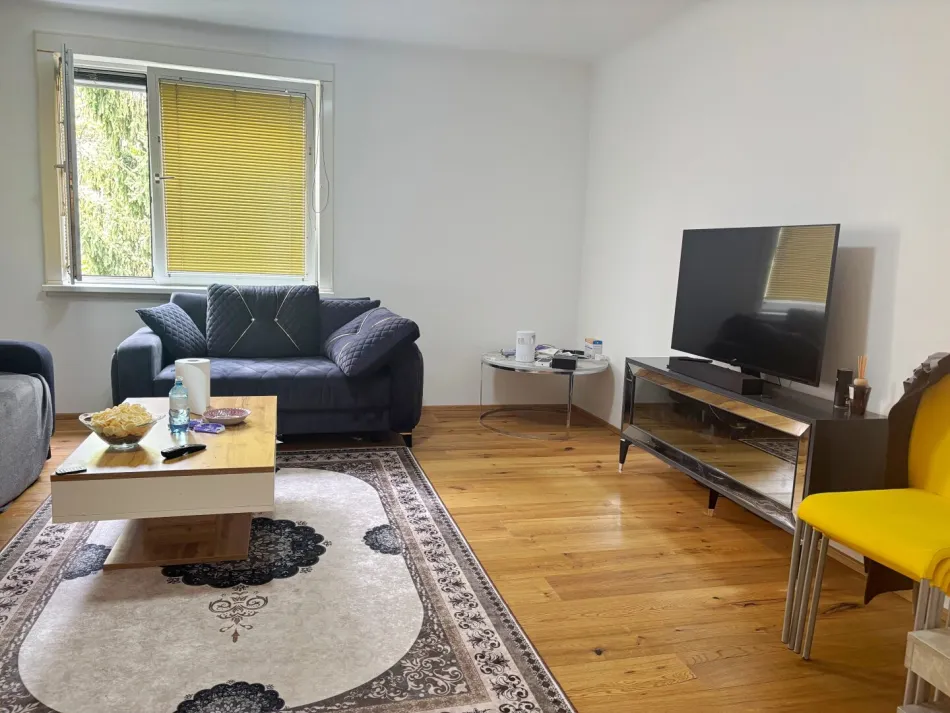 Vermietet bis Juni 2028: sanierte 2-Zimmer Wohnung mit durchdachtem Grundriss sowie separatem Bad und WC. - Titelbild
