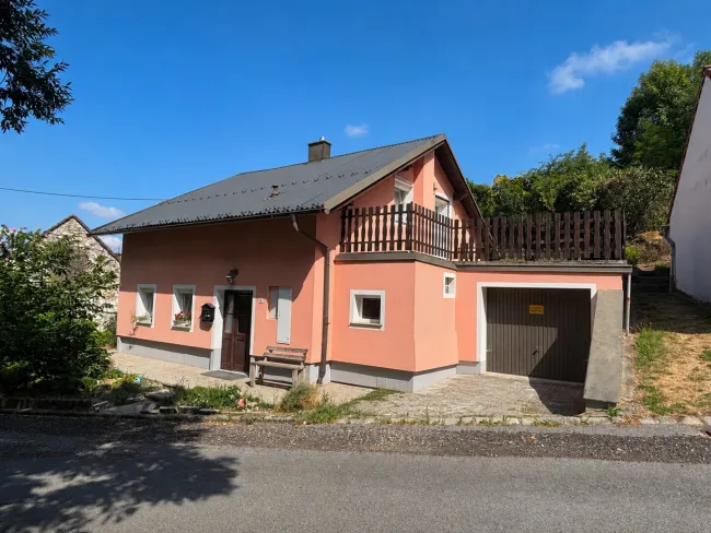 Wohnen im Grünen – gepflegtes Miethaus mit Terrasse und Garage in Altruppersdorf - Titelbild
