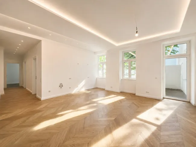 ***ERSTBEZUG 4-Zimmer-Altbauwohnung mit 2 Balkonen nahe 1010 in absoluter Ruhelage*** - Titelbild