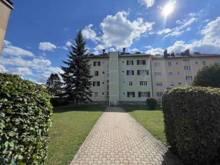 Anleger aufgepasst Günstige renovierungsbedürftige 2-Zimmer Wohnung mit Fernblick Balkon & Aufzug Nähe Schulzentrum in Vöcklabruck
