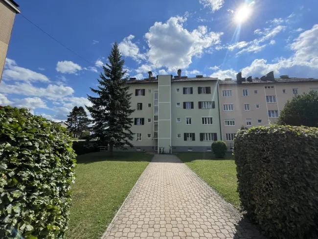 Anleger aufgepasst Günstige renovierungsbedürftige 2-Zimmer Wohnung mit Fernblick Balkon & Aufzug Nähe Schulzentrum in Vöcklabruck - Bild