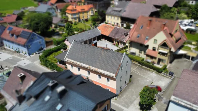 Geschäfts- und Wohnimmobilie mit Nebengebäuden, Parkplätze, Garagen - Bild