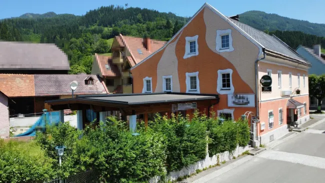 Geschäfts- und Wohnimmobilie mit Nebengebäuden, Parkplätze, Garagen - Titelbild