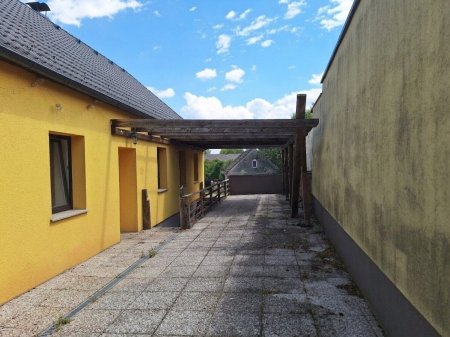 Hauszugang mit Sitzterrasse