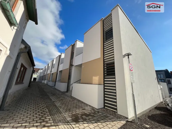 4 Zimmer (Stadt-)Reihenhaus in Neunkirchen mit 2 Garagenstellplätze -"Wohnen mit Chic" - Titelbild