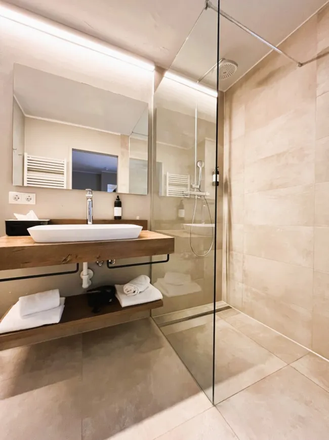 2. Bad mit Walk-In-Dusche und WC