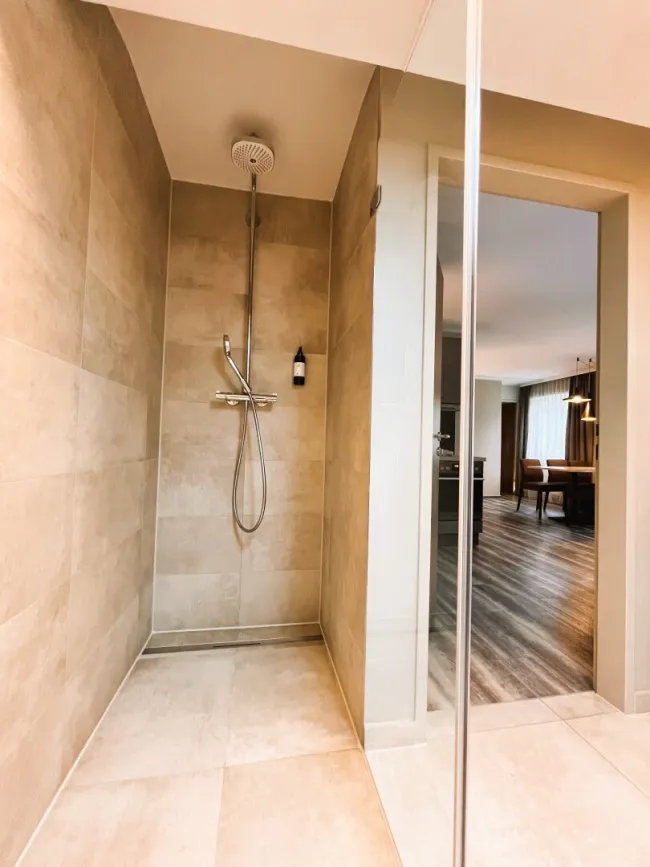 1. Bad mit Badewanne und Walk-In-Dusche