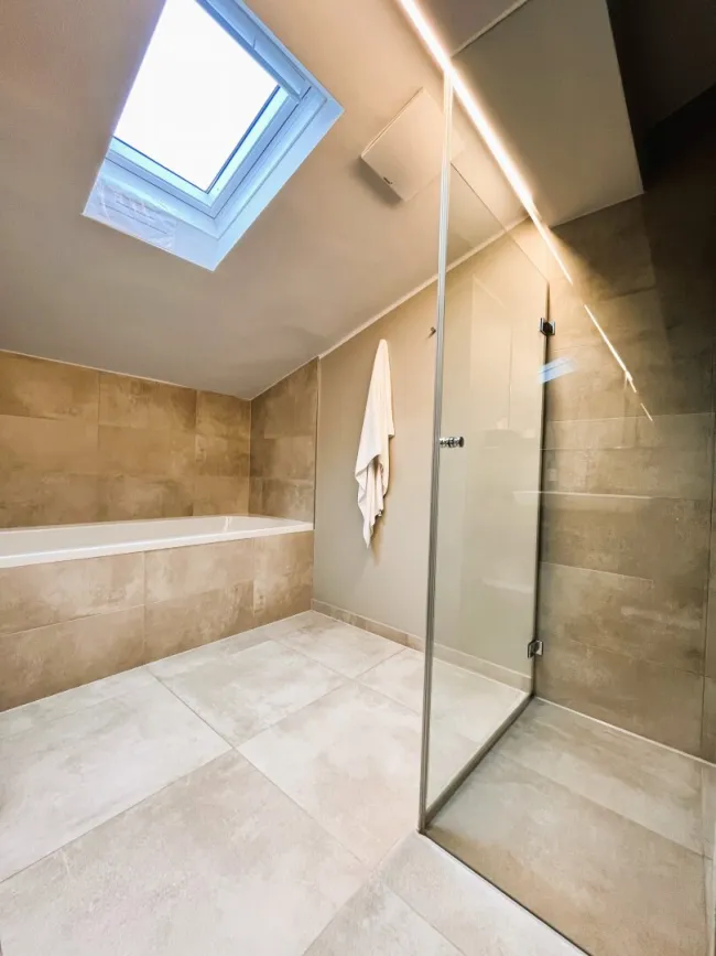 1. Bad mit Badewanne und Walk-In-Dusche