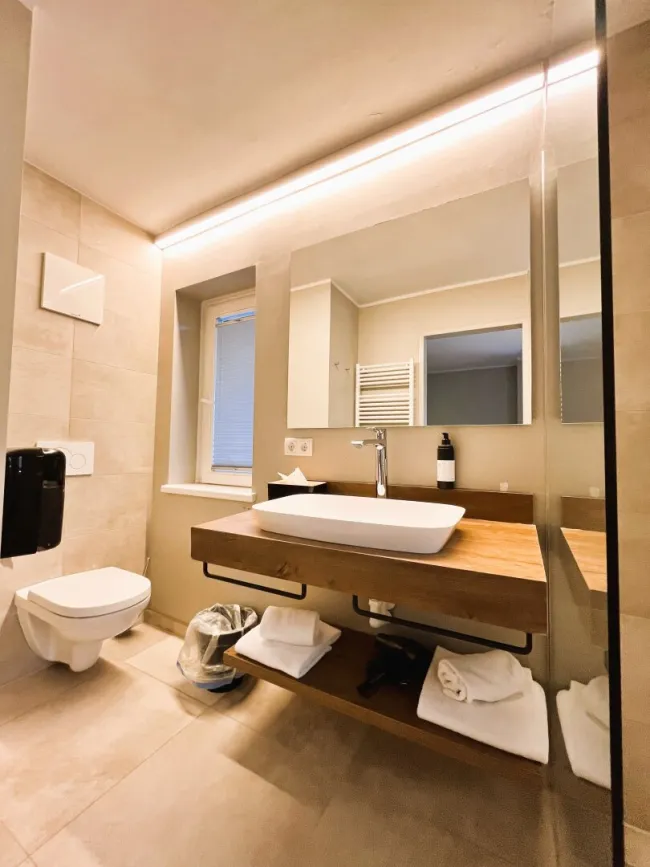 2. Bad mit Walk-In-Dusche und WC