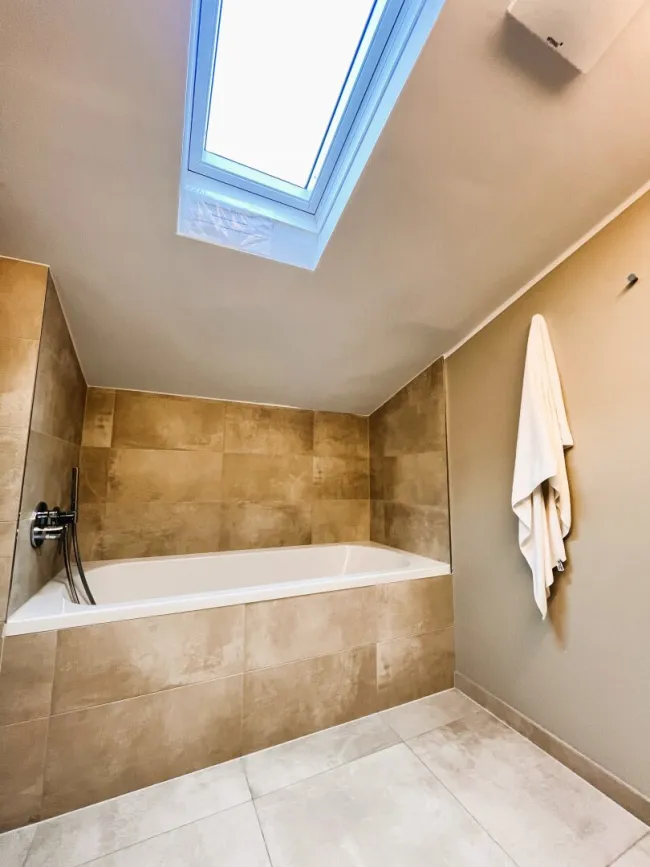 1. Bad mit Badewanne und Walk-In-Dusche
