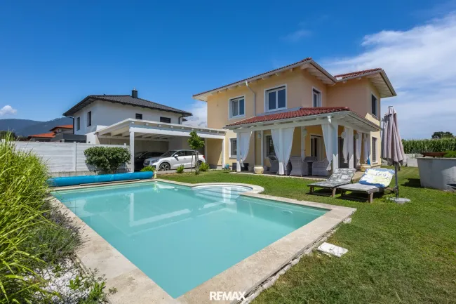 Einfamilienhaus mit Pool in Top Lage - Titelbild