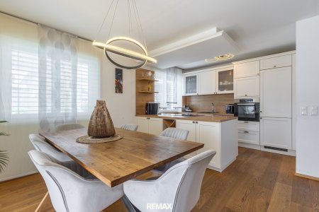 Einfamilienhaus mit Pool in Top Lage