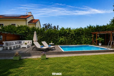 Pool mit Sonnenterrasse