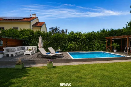 Pool mit Sonnenterrasse